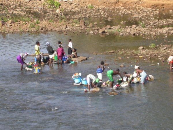 Dones fent la bugada al riu Gàmbia al seu pas per Mako